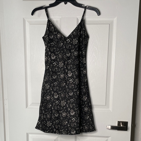 Wilfred Dresses & Skirts - NWT Wilfred Spaghetti Strap Black Floral Mini Slip Dress Aritzia